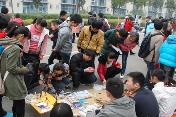 摆地摊卖什么最赚钱而且很受欢迎摆：月入5万的地摊老板经验分享