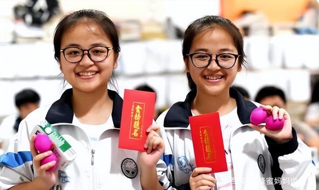 双胞胎一起参加高考，监考老师该如何分辨避免替考？官方自有妙招