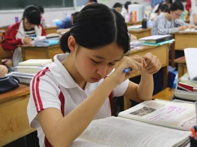 高中禁止“复读”？落榜的学生一脸发愁，教育部为此作出回应！