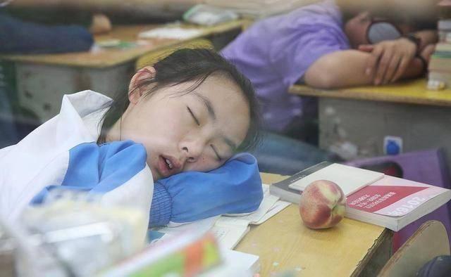 “小睡”和“不小睡”的学生有差距吗？老师说出实话，家长要重视