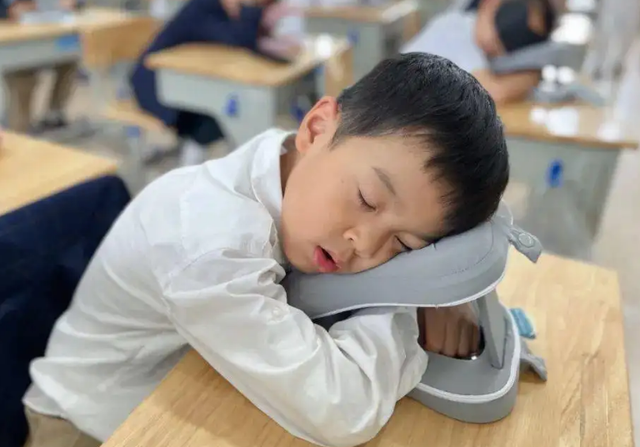 “小睡”和“不小睡”的学生有差距吗？老师说出实话，家长要重视