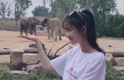和喜欢的女生怎么找话题聊天？先做好自己