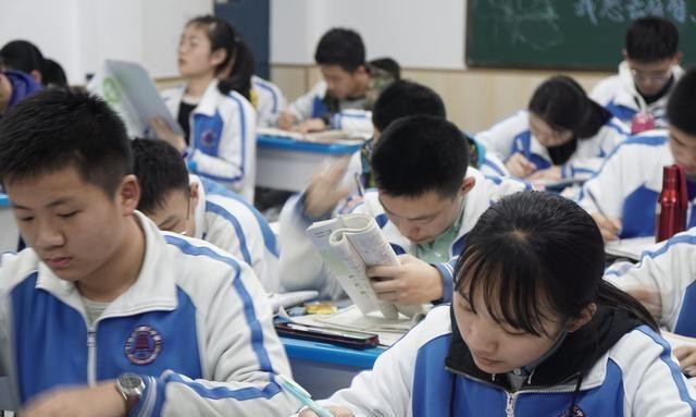 中小学“成绩单”或将被取消，教育部作出回应，学生高兴了一半！