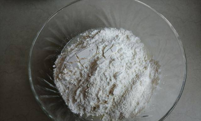 松软细腻的戚风蛋糕，不用烤箱不用蒸锅，用电饭锅就能做出来