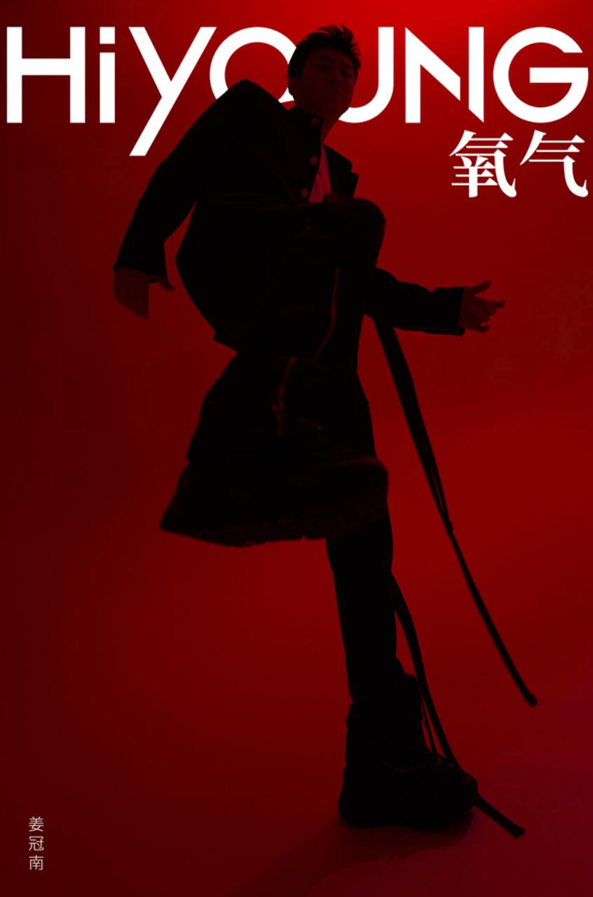 姜冠南玩转红与黑撞色光影大片  幻影交错眼神坚毅崭露少年锋芒