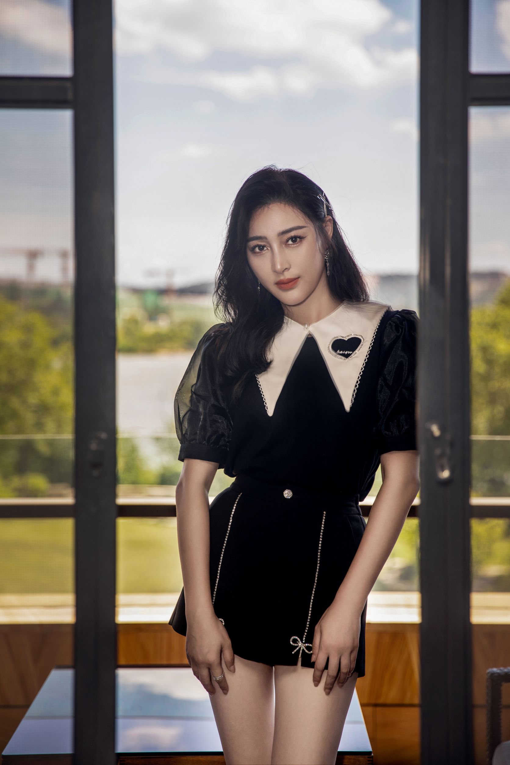 甘婷婷现身发布会  法式氛围穿搭美腿吸睛