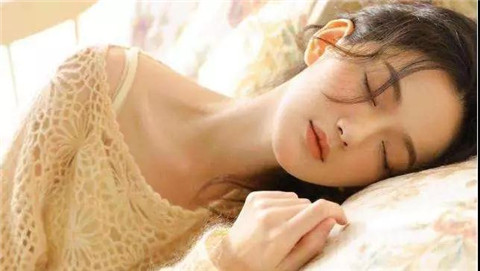 拥抱后的情愫：男生是否会想念？情感专家深度解析，或带给你惊喜发现！