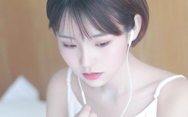 内向女生暗恋表现 内向女孩的暗恋迹象