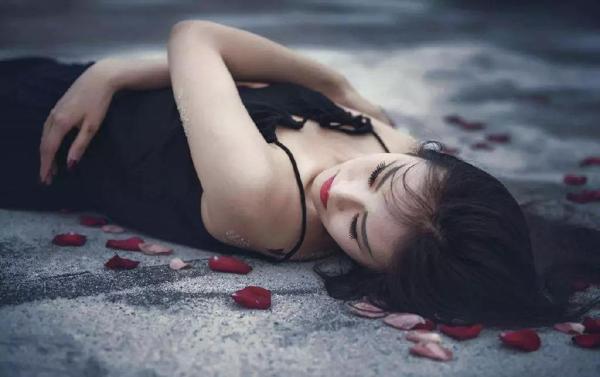 单身男人喜欢上一个已婚女人怎么办