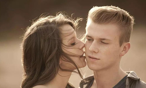 女朋友自卑自己的外表怎么办 看看这些建议