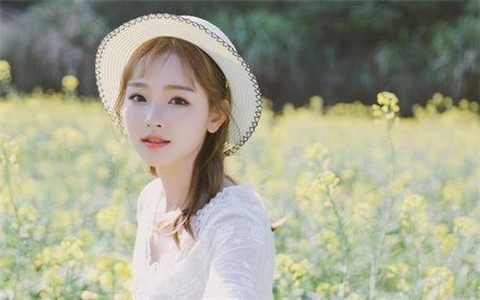 女生暗恋你的十大隐秘信号：揭秘她的微妙暗示，别再错过爱！2025版